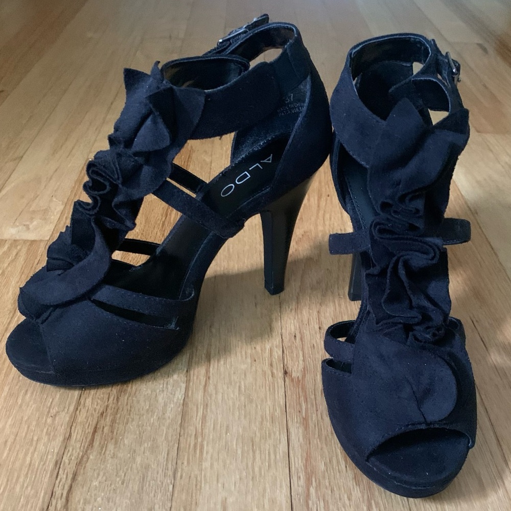 NWT Rare Aldo Black Suede Ruffle Accent Open Toe Pump -Size 6.5 - Picture 2 of 11